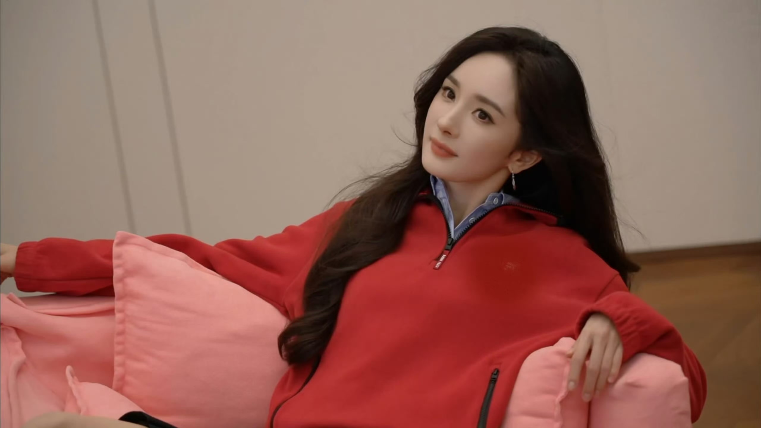 被杨幂工作状态美一大跳 杨幂真的好适合穿红色，可爱又明媚今年也要红红火火🔥 