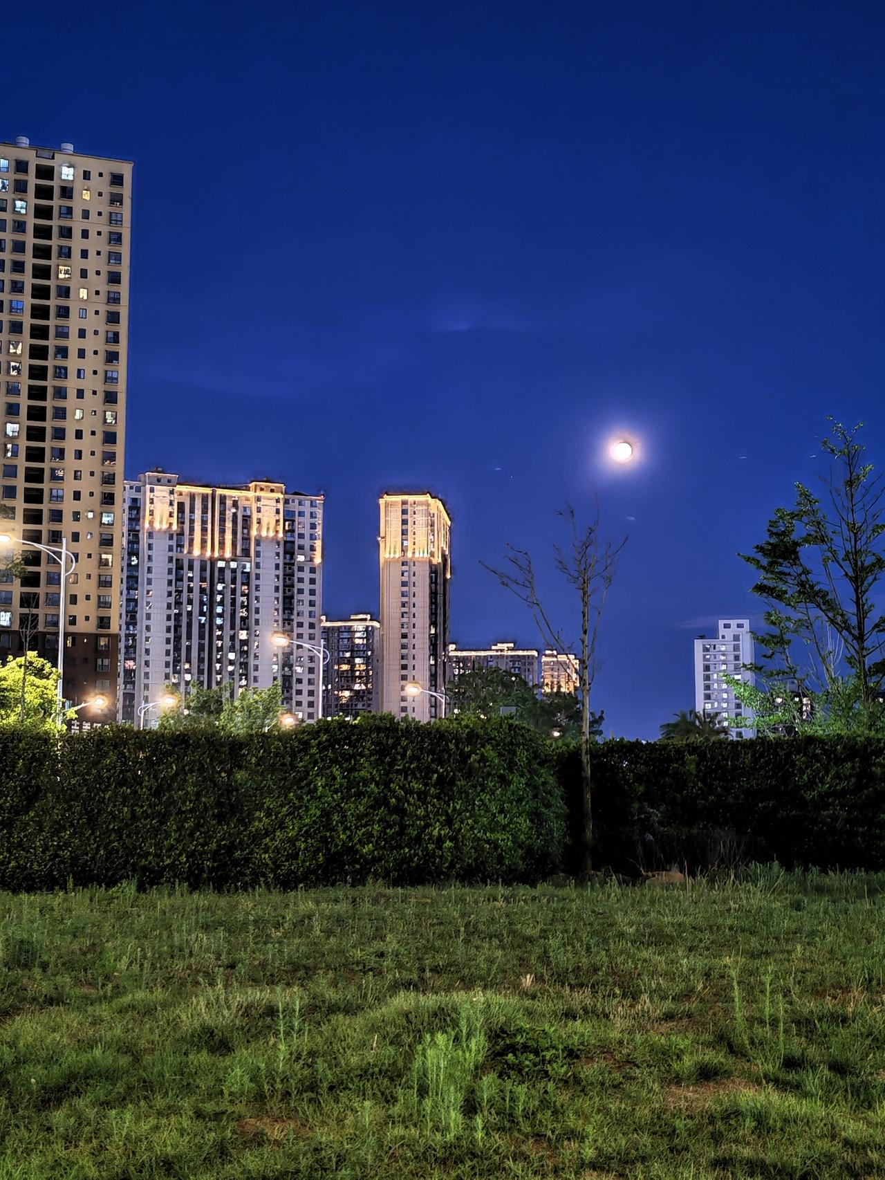 这是我昨晚拍到的云南玉溪的夜空，这里的夜空是深蓝色的，月亮高挂，很亮。