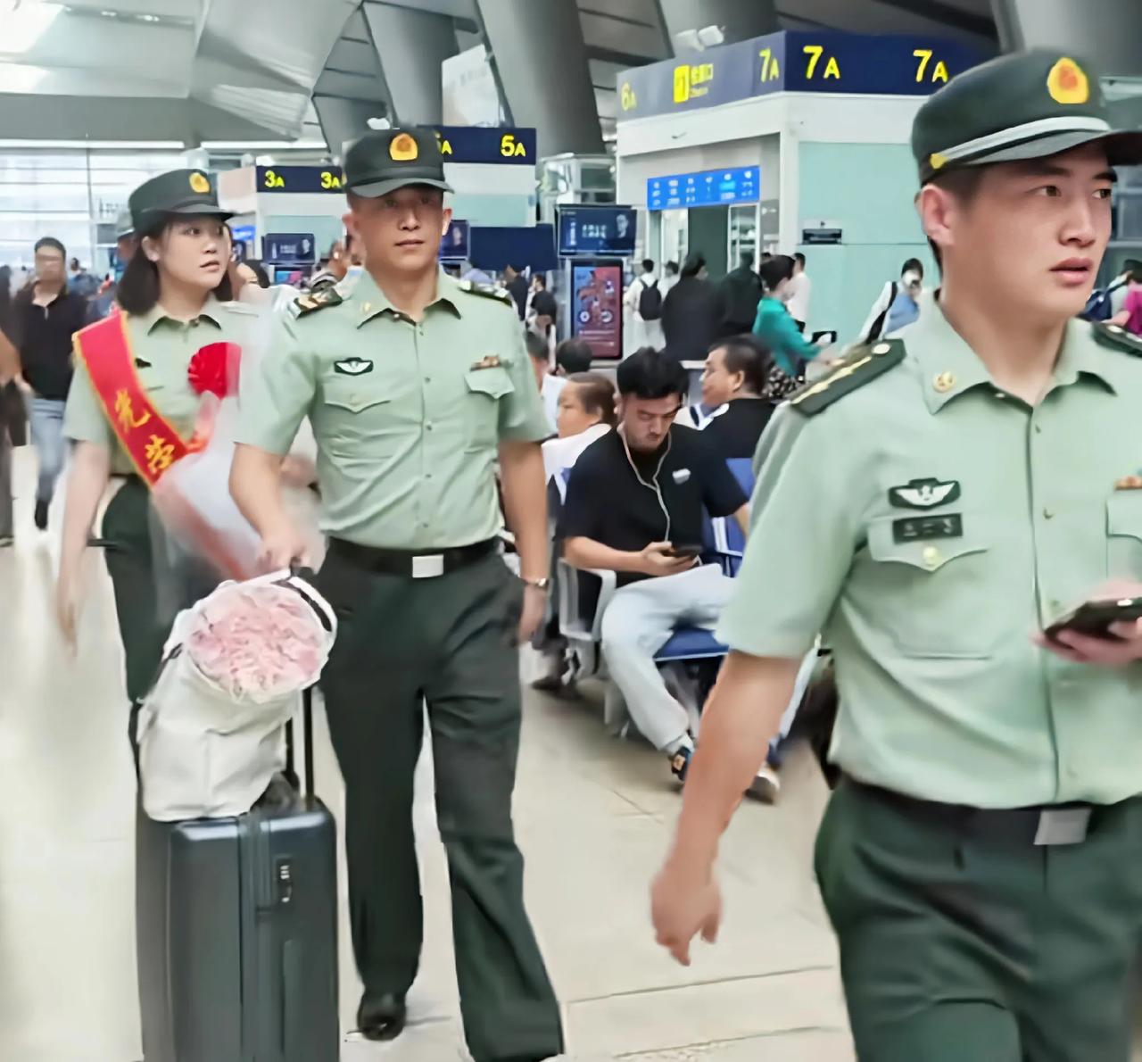 中尉军官和三期士官一前一后，送退伍老兵进站。大家认为两个人谁的军龄更长一些呢？
