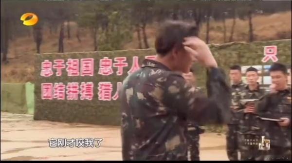 黄子韬怕鸡黄誉博怕蚯蚓 这对“怕物CP”真是喜剧担当，一边抓鸡一边躲蚯蚓，每个动