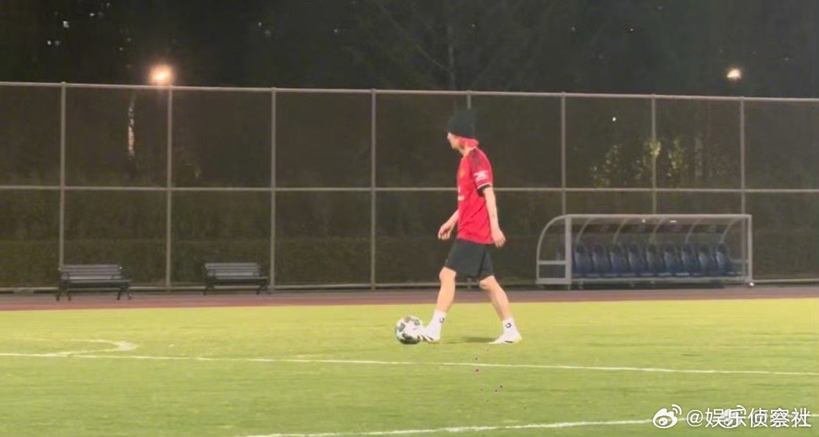 鹿晗男大感瞬间拉满，好帅啊，踢⚽️好酷～ ​​​