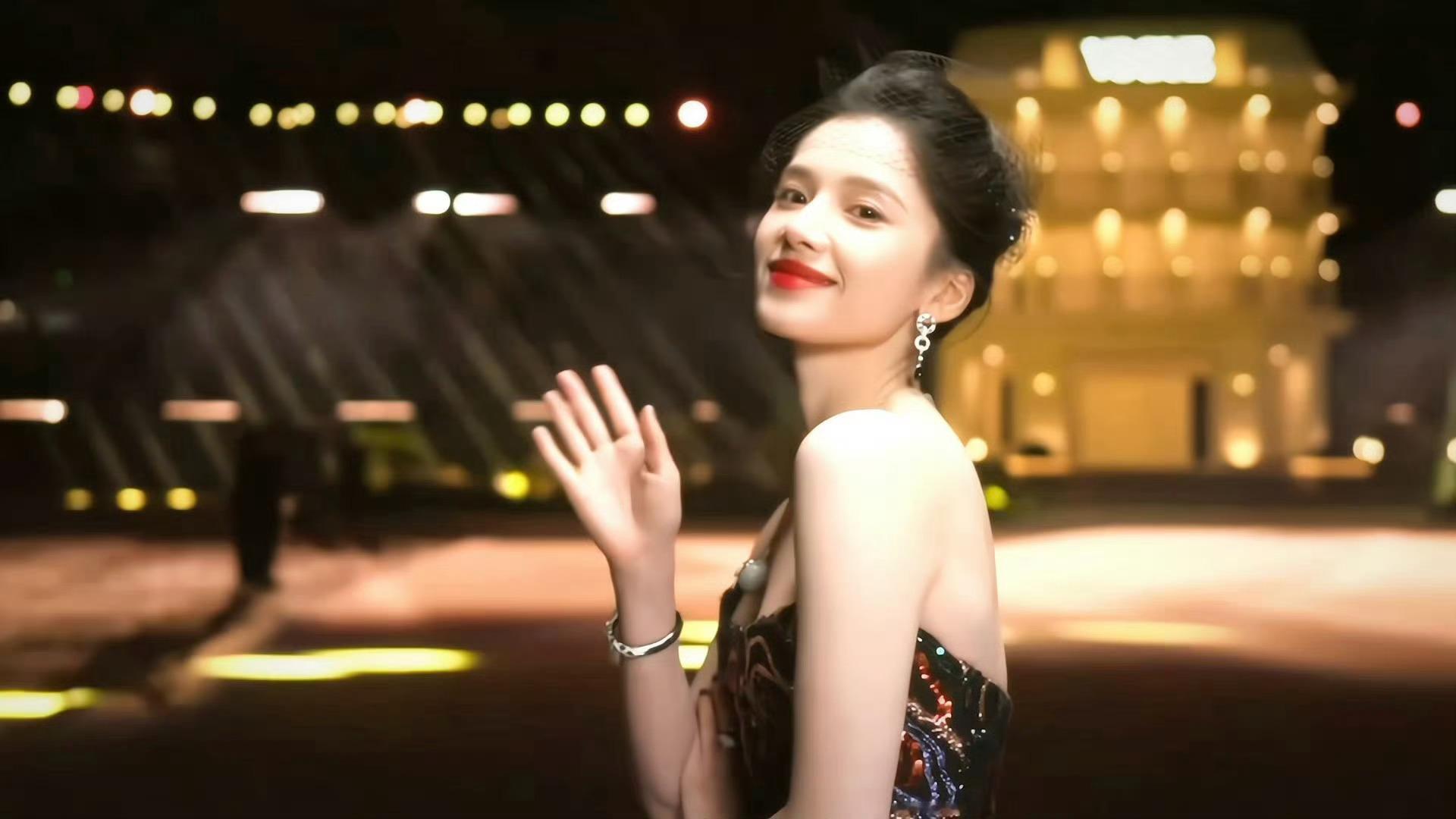 张婧仪正式场合看见熟人的反应张婧仪的仪是仪态之神的仪！这个骨相内娱小花独一份[捂