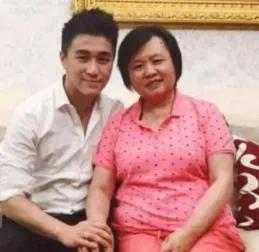 一次，赌王何鸿燊家的保姆，买彩票中了3000万，保姆乐坏了，她问赌王的儿子何猷君