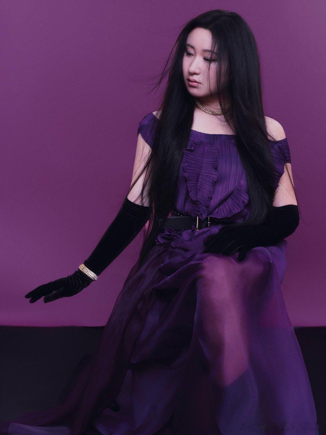 锤娜丽莎好闪 露背长裙一上身直接惊艳全场，流畅线条把舒展大方的美完全展现出来。 