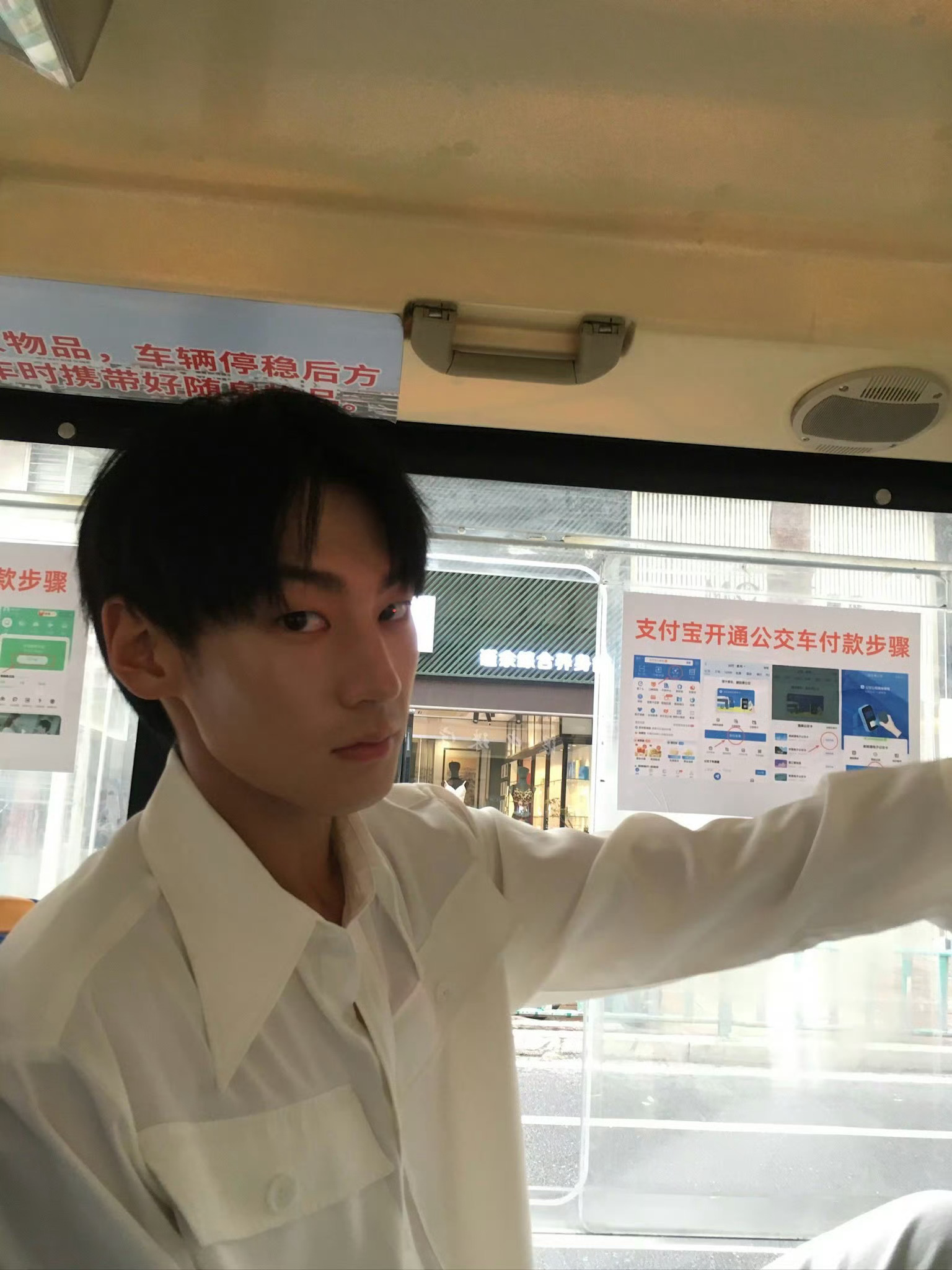 池骋和汪硕吵架了。三个北京少爷坐上倒霉公交车。汪硕坐一边，郭城宇拉着池骋坐另一边