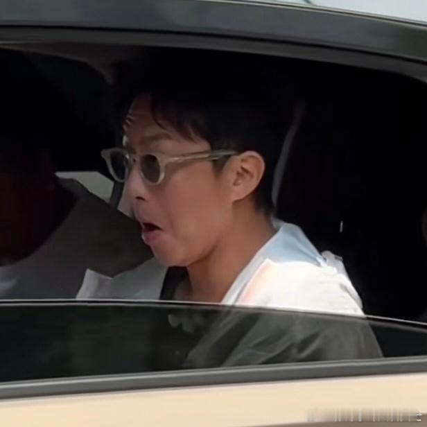 邓超给粉丝表演变脸邓超平等地给所有人饭撒哈哈哈哈哈 邓超转场也不闲着，用车窗给粉