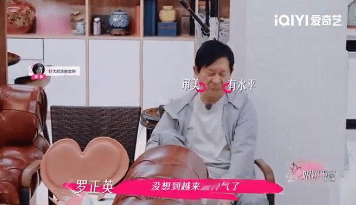 谢娜一家三口共用一桶洗脚水 娜姐回老家和爸妈一起泡脚，一家三口共用一桶水，边泡边
