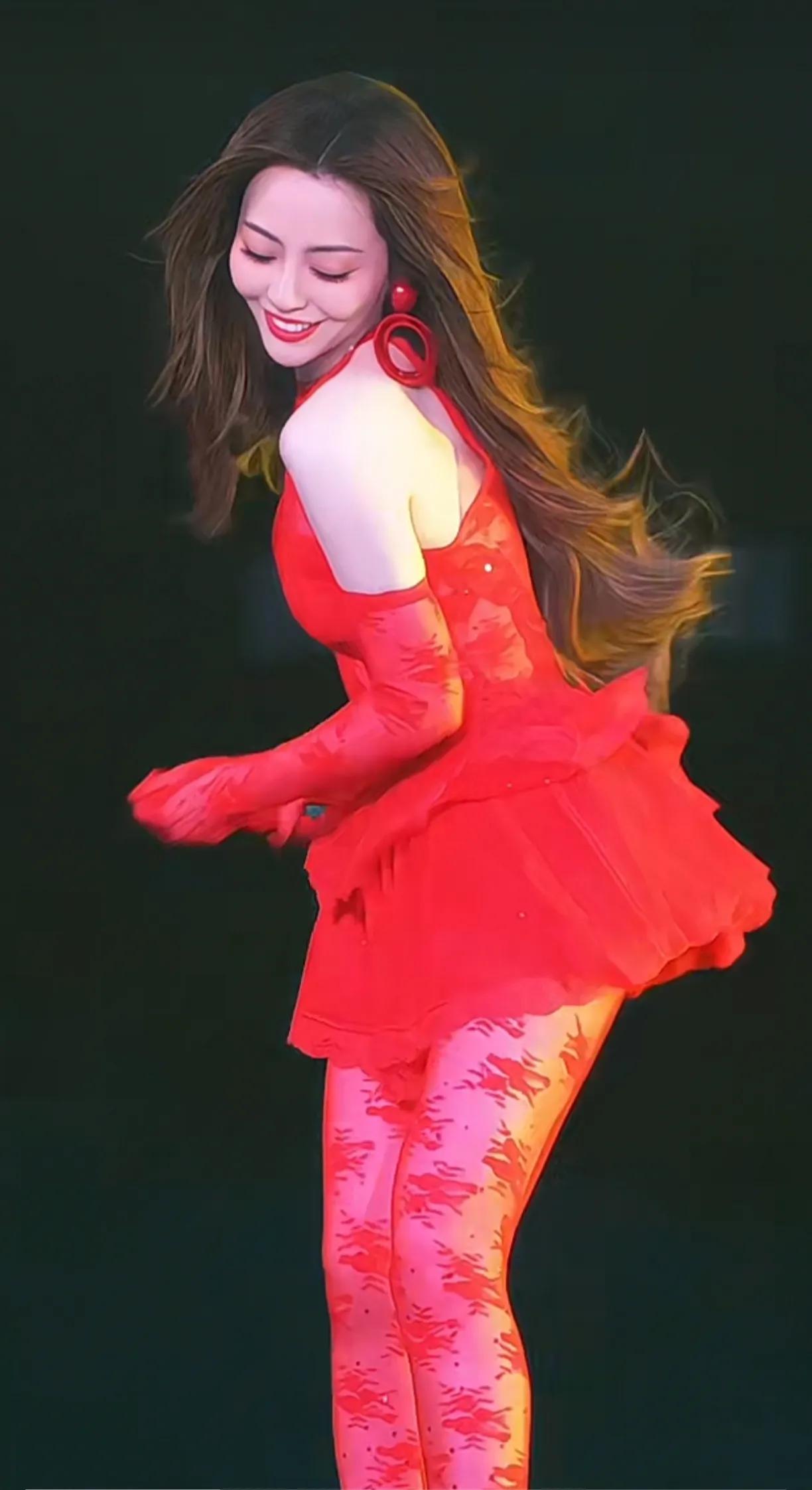 她年纪越大越美，张靓颖自从跟冯柯离婚后，这身材像开了挂一样，风情万种，妩媚多姿。