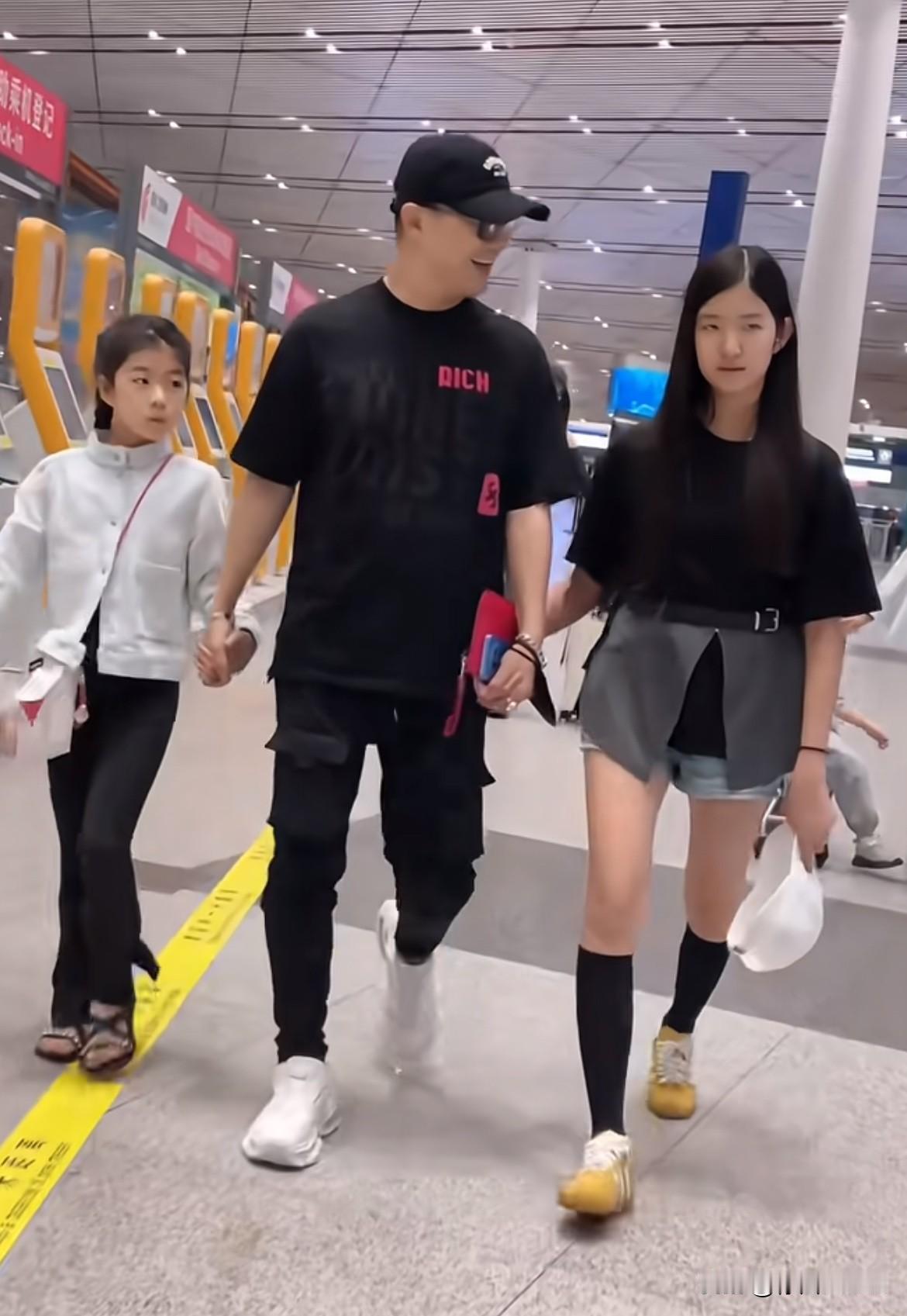 7月28日，汪峰暑假带着女友森林北，以及他的四个孩子出门旅游，机场牵着老二老三，