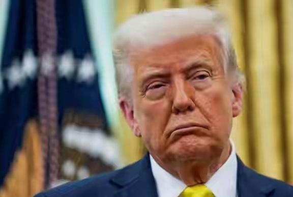 特朗普的强硬指令加剧霍尔木兹海峡局势风险。美国总统特朗普在社交媒体发布强硬指令，