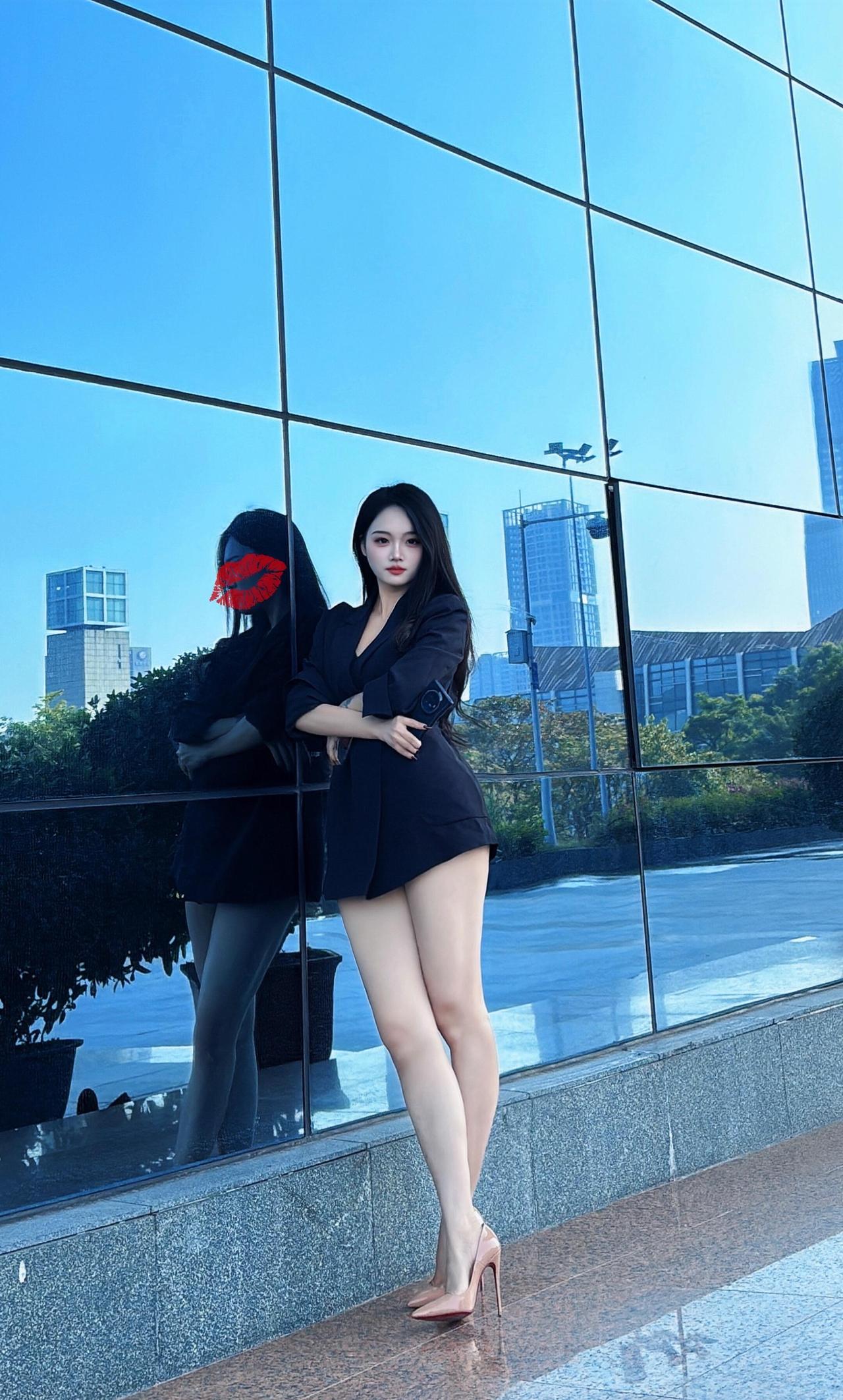 长期穿9cm高跟鞋，小腿真的容易变粗变壮。

一直踮脚走路，小腿肌肉时刻紧绷，久