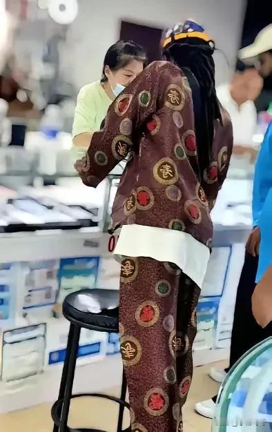 我预料到了老外会喜欢中国传统服饰，也预料到文化差异可能闹出误会，万万没想到镇江寿