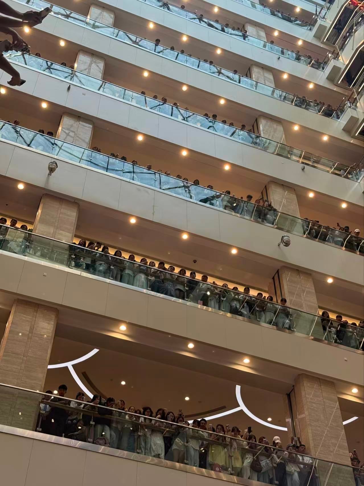 金晨真的太宠粉了 粉丝欢呼如潮，她却能一一接住！金晨用真诚回应每一份爱意，全程高