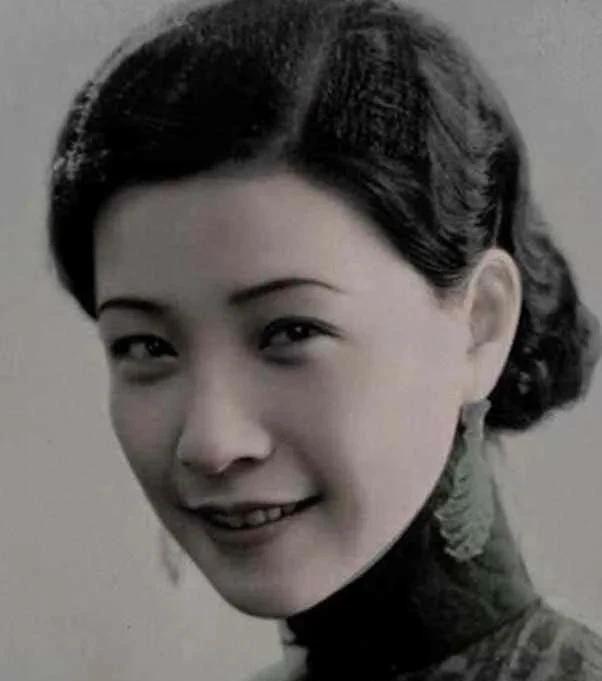 1925年，15岁的阮玲玉和18岁的张家四少爷张达民私奔了。张家老爷和夫人十分愤