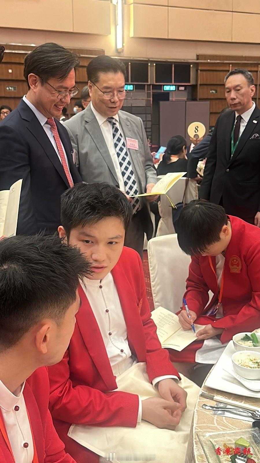 #香港欢迎晚宴变追星现场##孙颖莎晚宴上好忙# 人气超高的莎莎 ​​​
