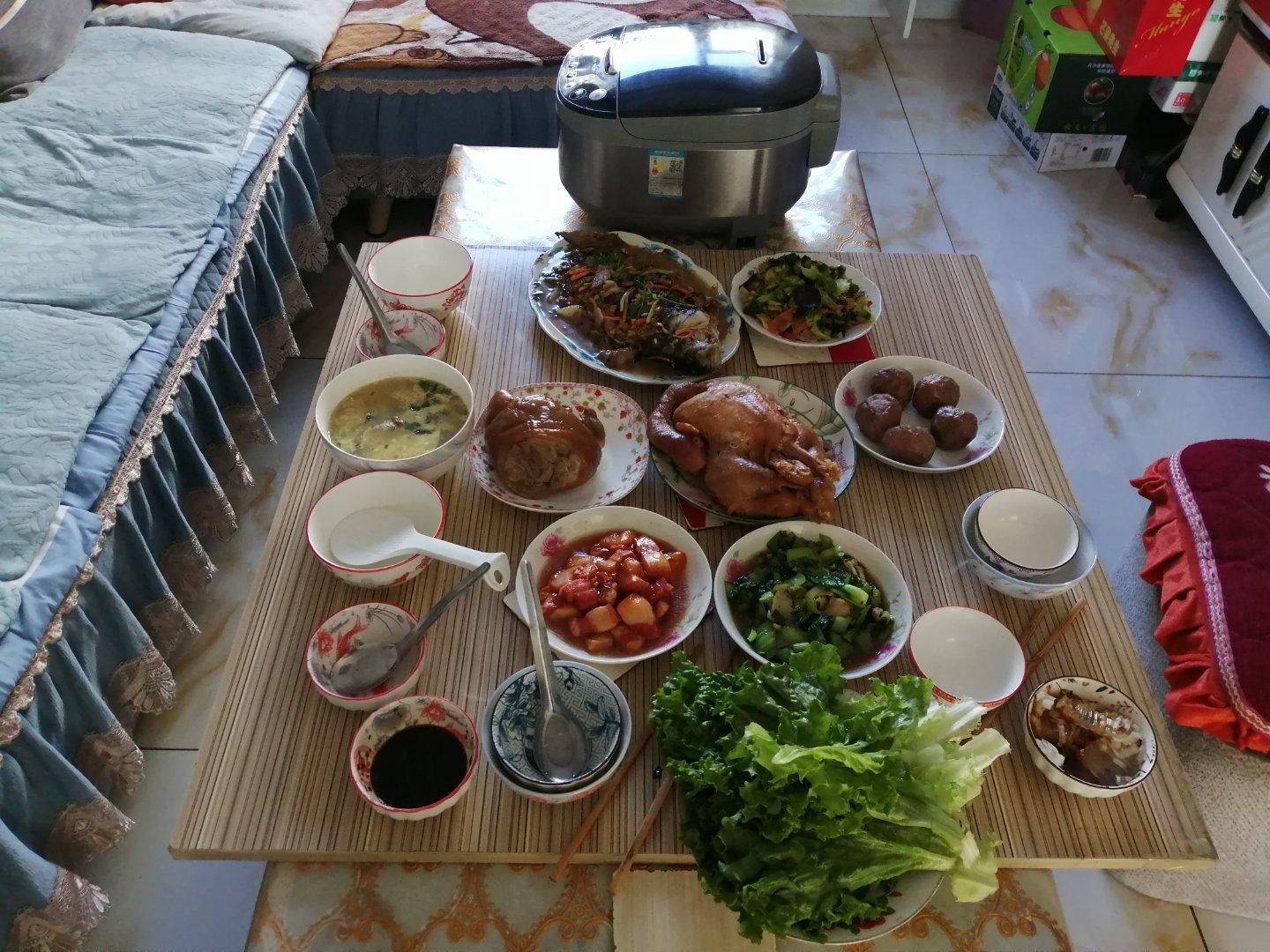 春节摄影大赛和一条微博晒年夜饭我家的年夜饭，算上生菜和冻，一共8个菜一个汤。 