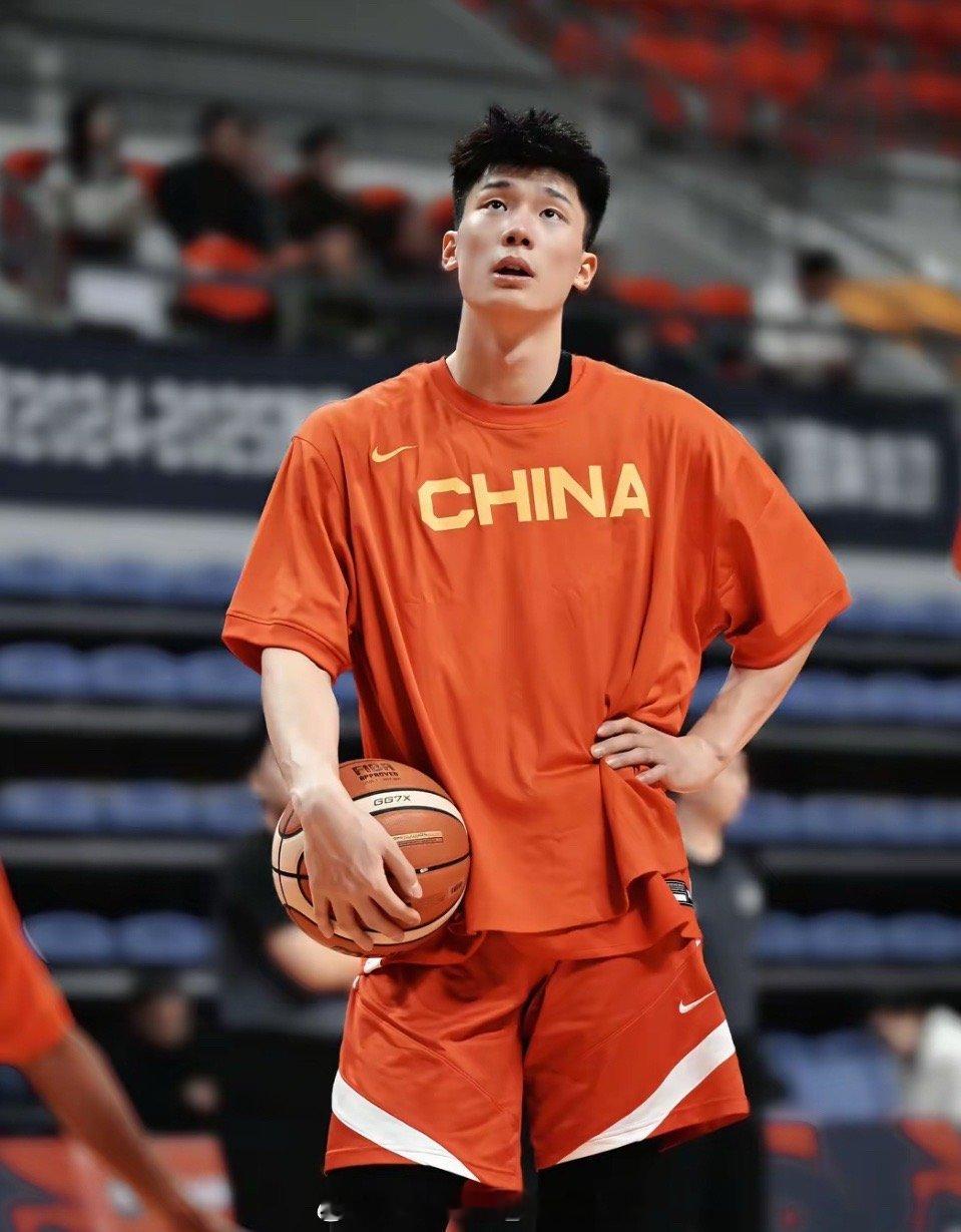 辽宁男篮在交易中获得上海久事一年级新秀孙福恒，孙福恒出生于2006年身高1.98