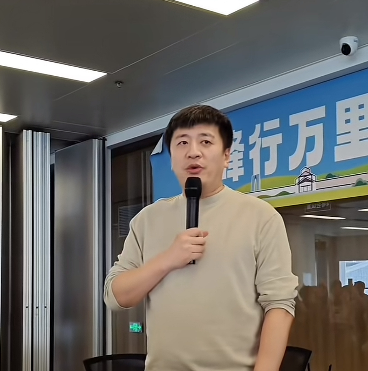 张雪峰早场7点开播晚场24点下播张雪峰1年直播时长达600个小时没有他，没有ai