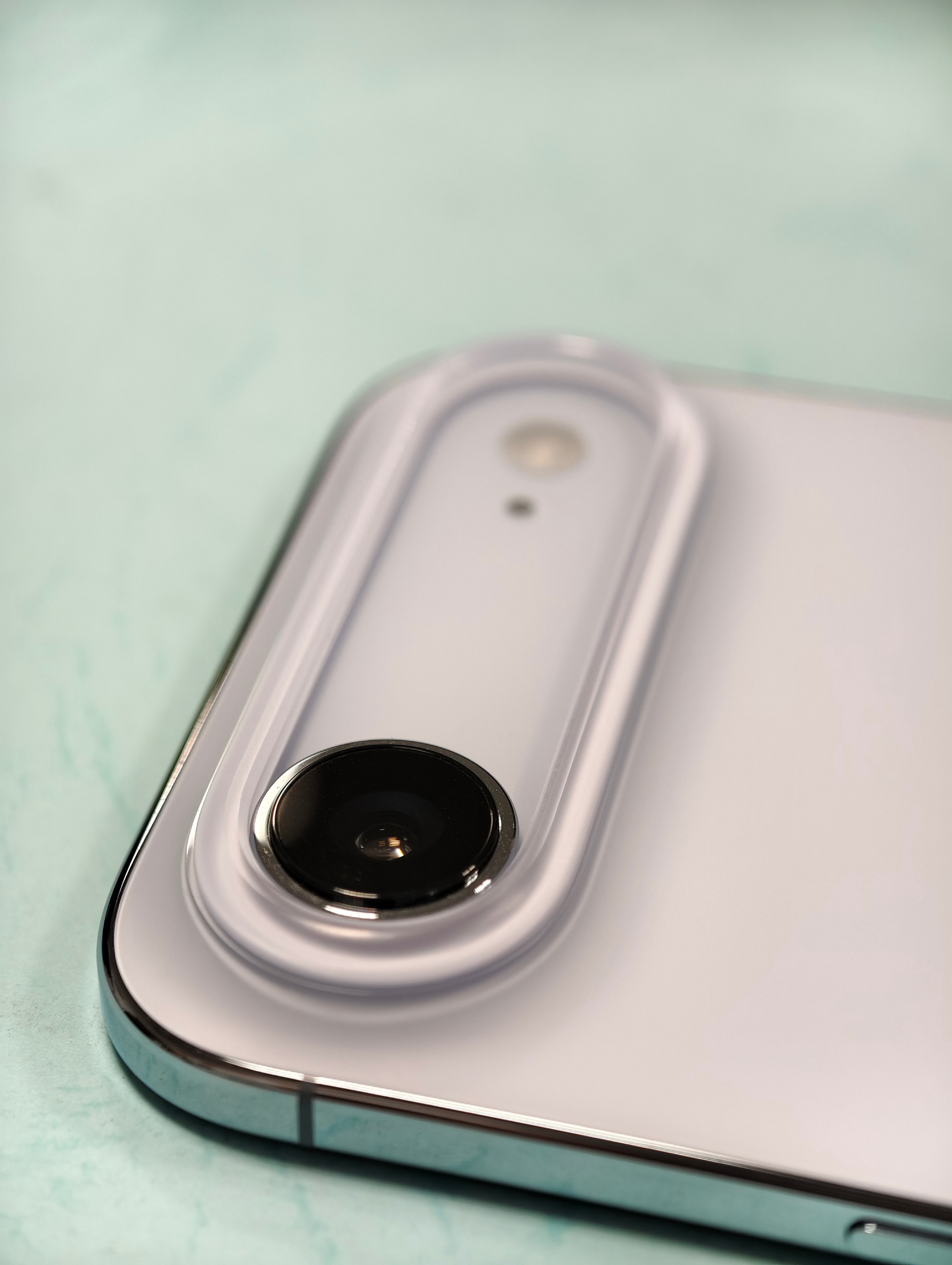 iPhone Air 圆润大弧度的平嵌镜圈兼具了功能和轻盈