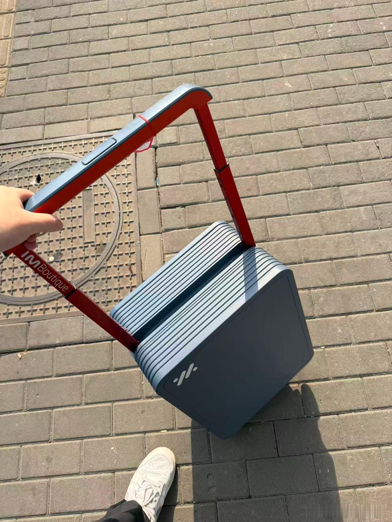 各位老板们我到家了我刚才说交通管制了回不了家了是真交通管制了不信各位老板们可以看