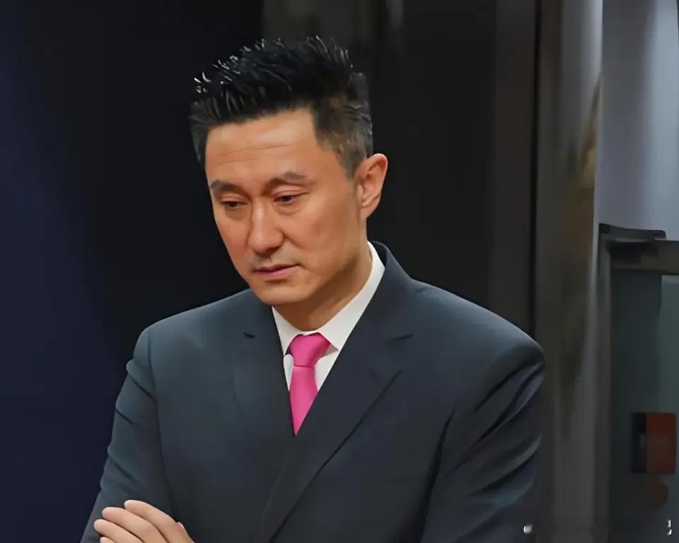 这三兄弟杜锋---当主教练头发都白了，升主席了！朱芳雨---当总经理，尝遍美食，