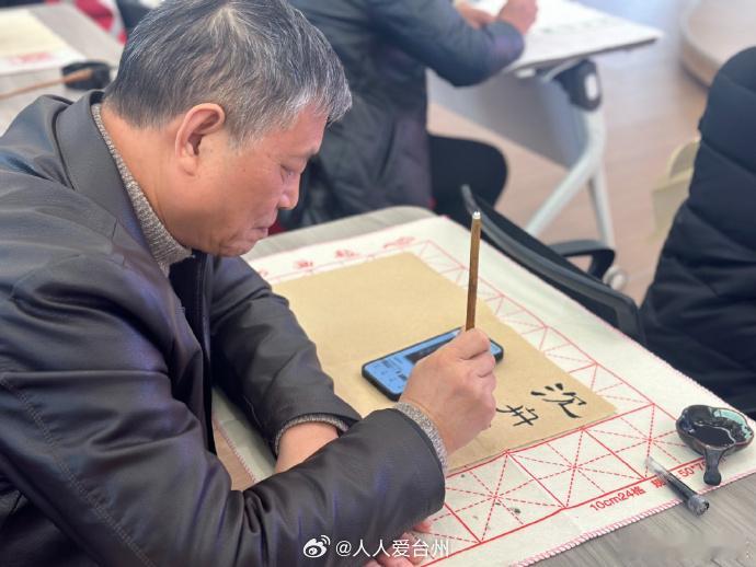 【帮帮队+服务网20多年守望相助台州圈出邻里咫尺幸福 】在台州椒江云健社区，一支