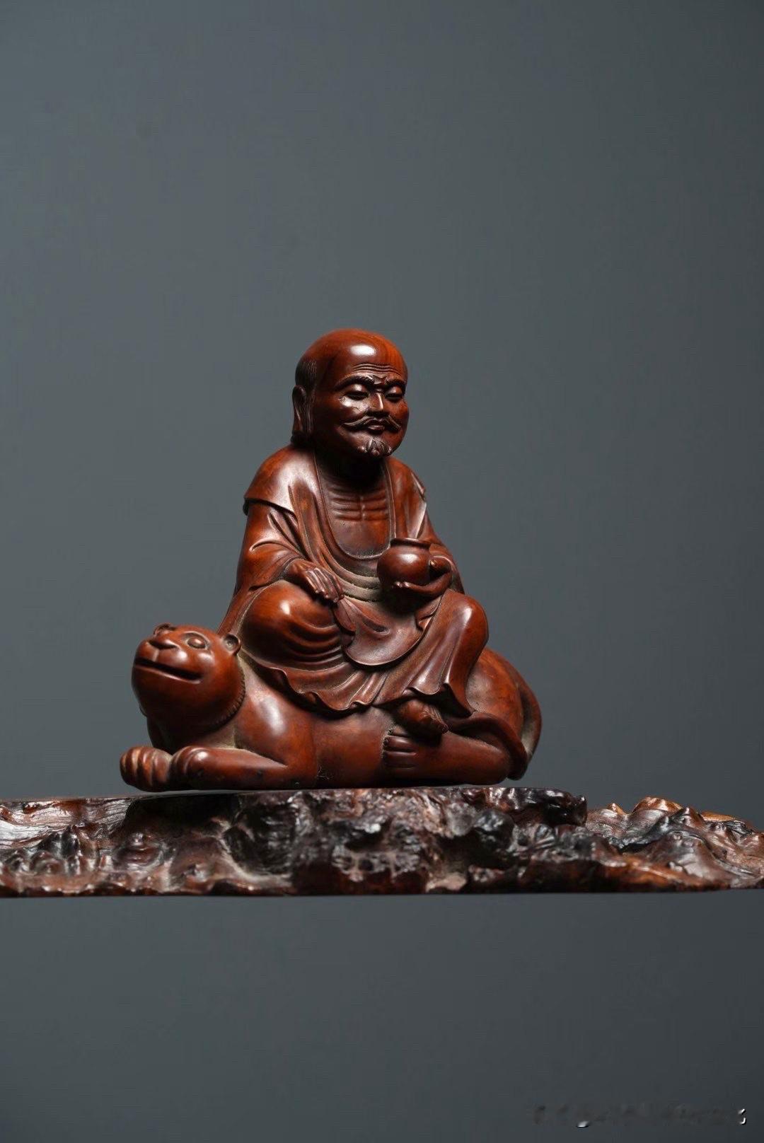 喧嚣尘世里，总需要一尊安静的禅像，安放浮躁心绪。

这尊黄杨木伏虎罗汉，取整料精