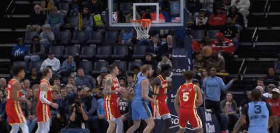 火药味十足！莫兰特果然是个暴脾气！
在今天NBA常规赛灰熊对阵老鹰的比赛中，莫兰