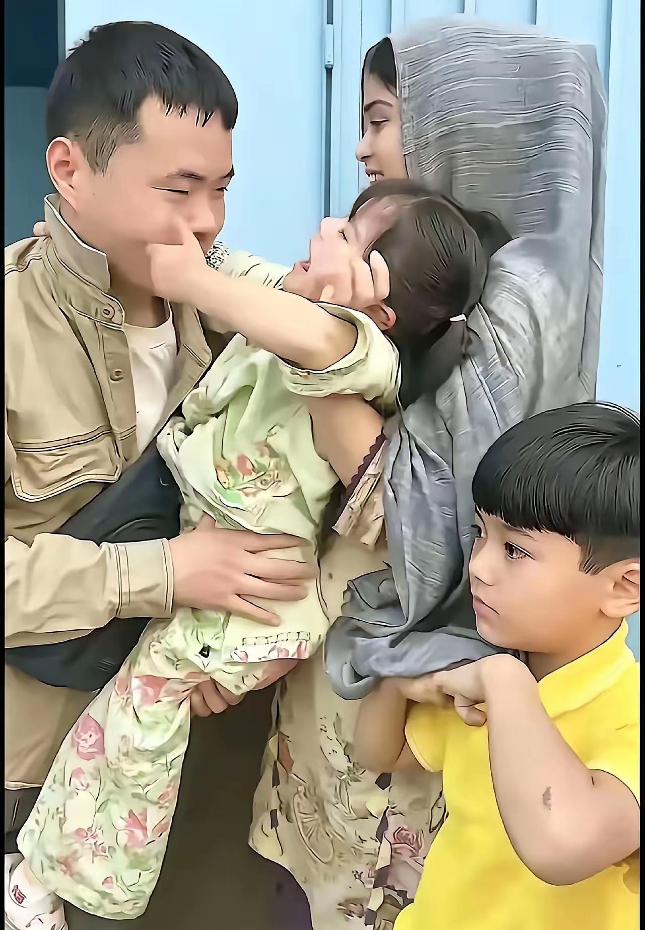 泪目。一位山东小伙，在巴基斯坦与当地一女子成婚，生下一儿一女。因突发变故，他打算
