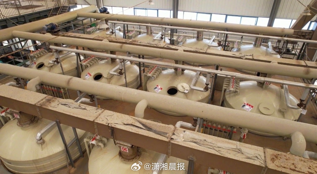【#小龙虾壳能变成内衣袜子保健品#】六月的长沙，空气里都是口味虾的烟火气。南县虾