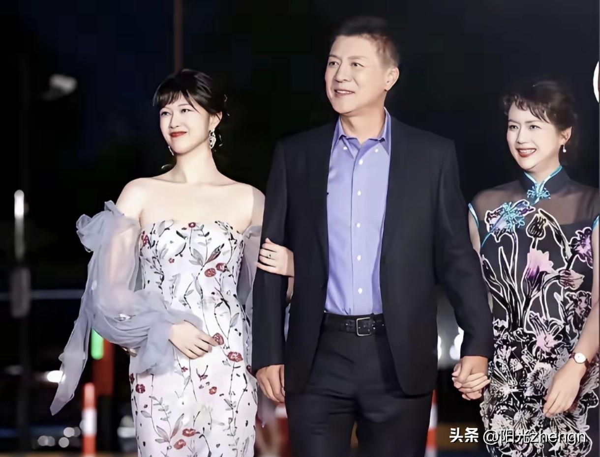 这张照片刘之冰一手牵着妻子如萍，一手被继女奚望挽着，一家三口走在红毯上，那股子亲