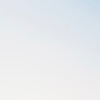 每日一善  每日一善   阳光信用 踮起脚会缩短爱的距离，这样会不稳定；弯下腰获