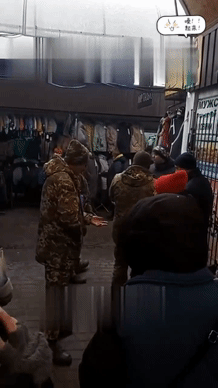 顶梁柱保卫战，一群乌克兰征兵办的跑到小商品市场去抓丁，被一群中老年妇女逐渐包围，