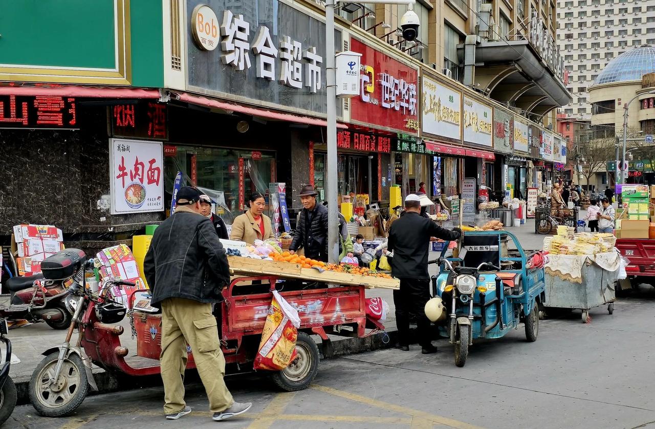 在城市的大街小巷，原本遍布着这些便民摊点。然而，随着城市不断发展，这类摊点却日益