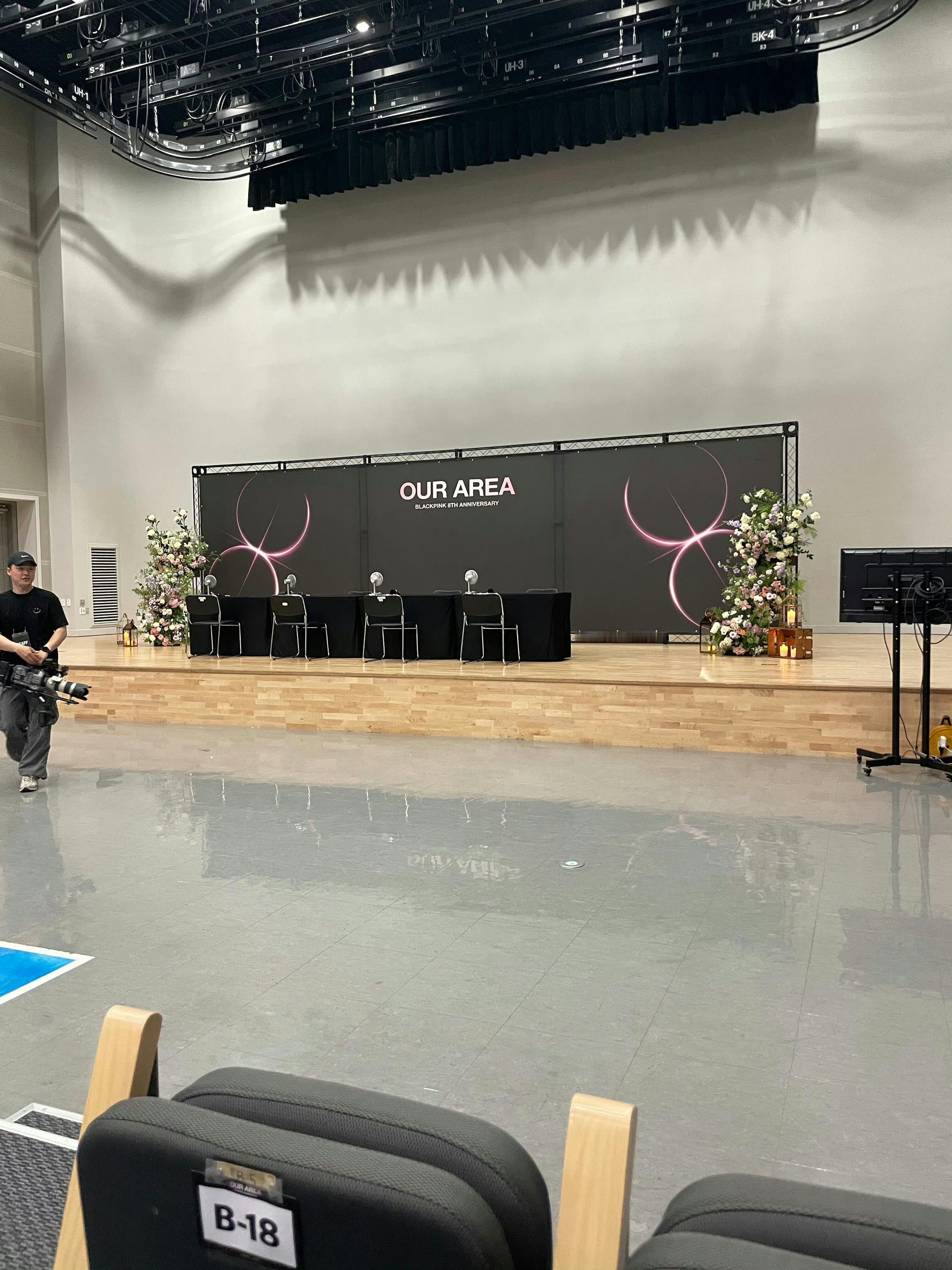 BLACKPINK今天签售会现场布置已经开始羡慕了🥹 ​​​