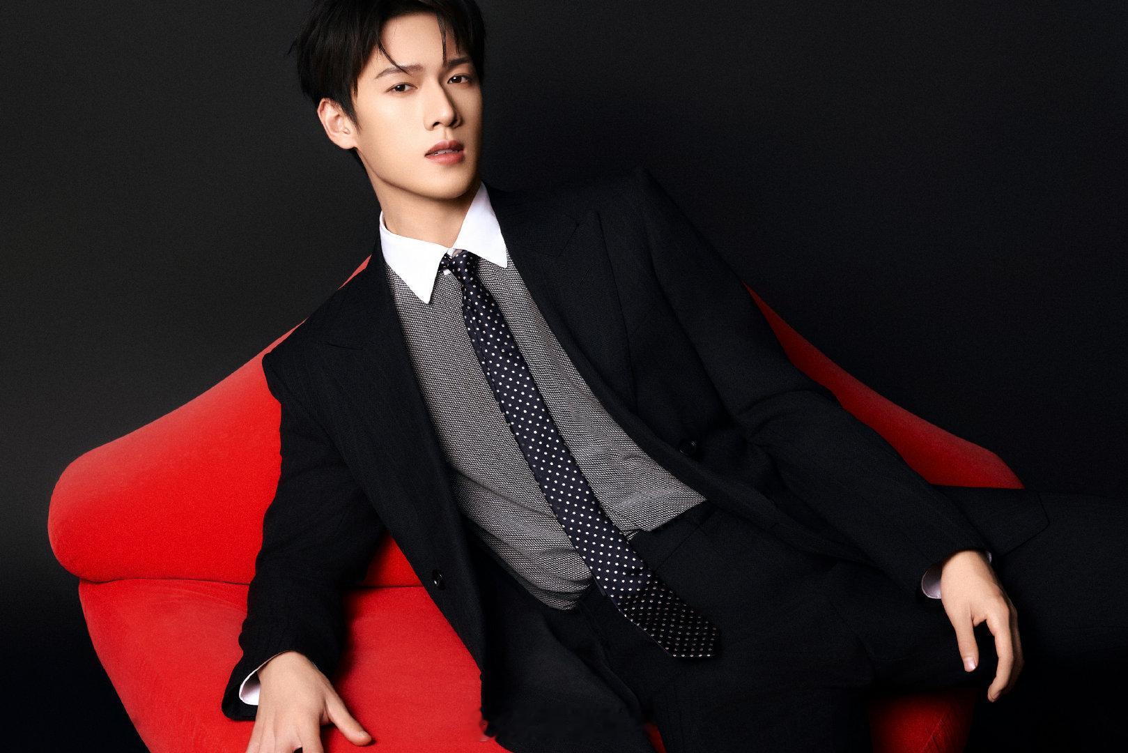 古装剧功底藏不住！李昀锐体态仪态拉满，挺拔端正超优雅，多年积累早已融入身形，气质