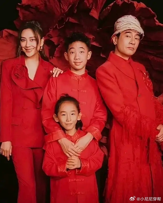 应采儿晒出与大儿子Jasper一起外出游玩时的合照，Jasper真的是越来越像他