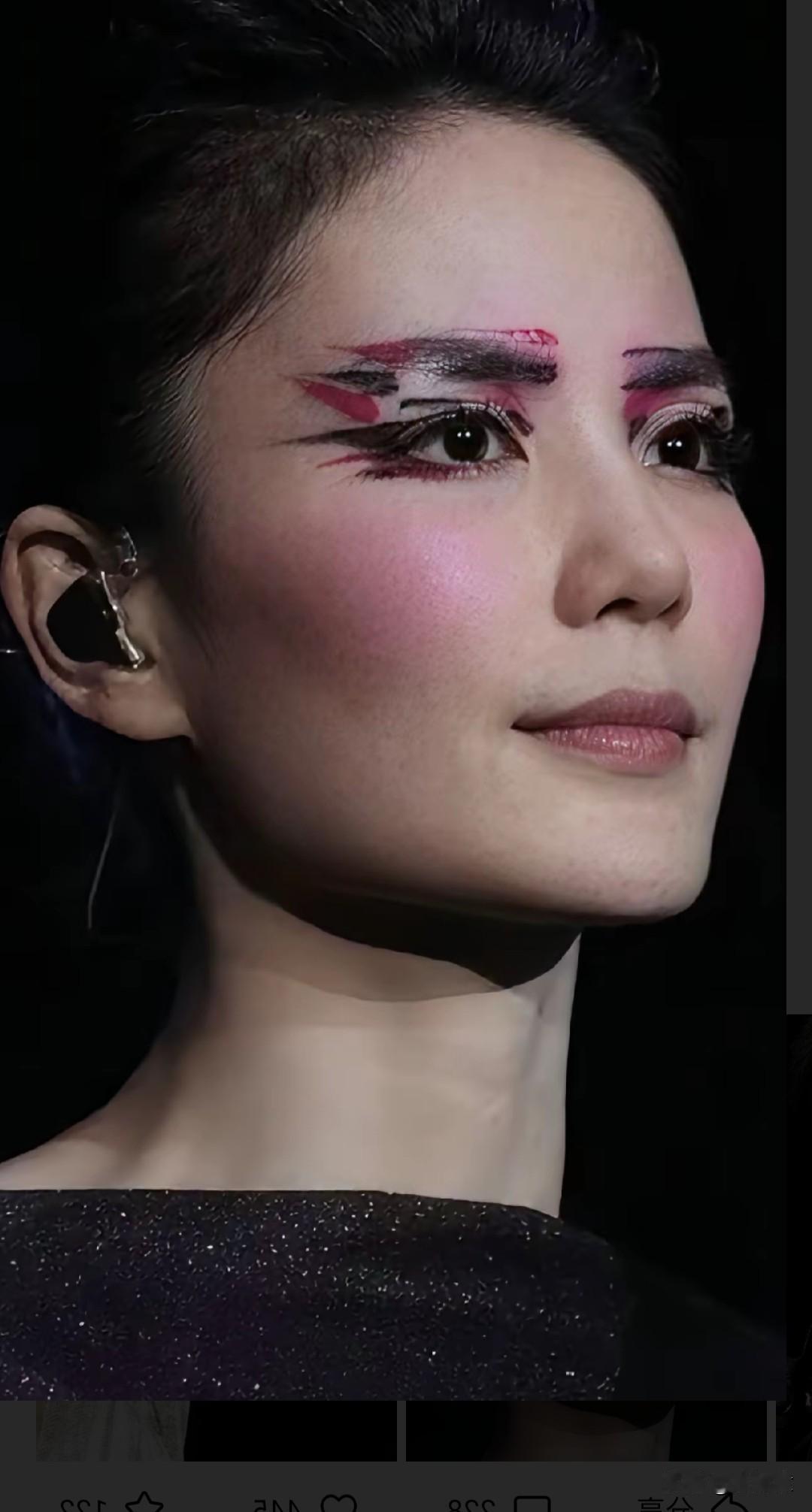 终于知道菲姐为啥喜欢画这妆容了，看她当年仰慕的人，答案就是其中[奸笑]