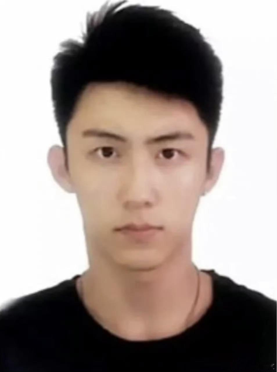 黄景瑜连驾照都这么权威通过驾照证件照，看到了黄景瑜的八块腹肌