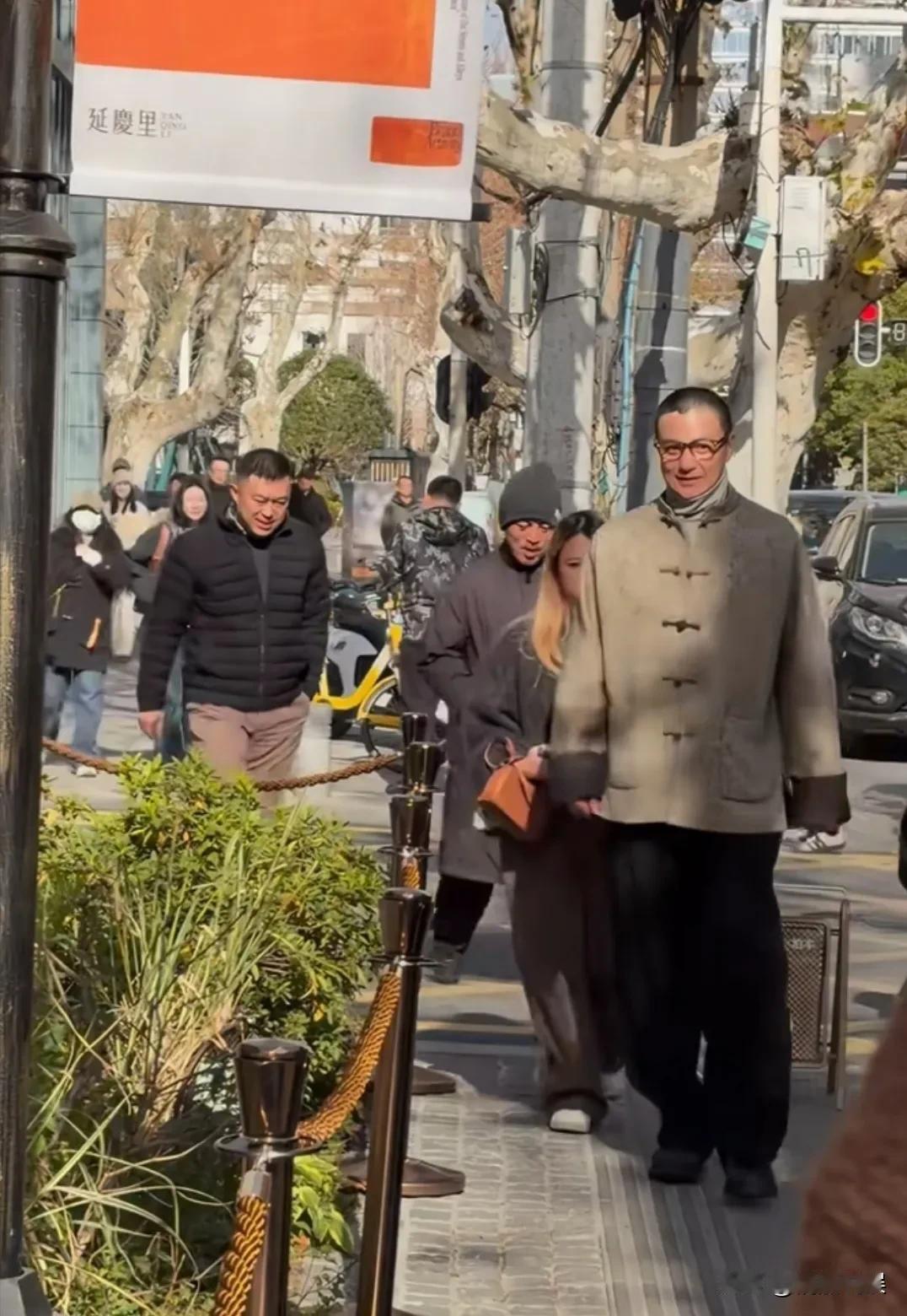 周一围是内娱里难得一见的气质男人啊，没想到寸头和中式这两样完全不搭的东西，在他身