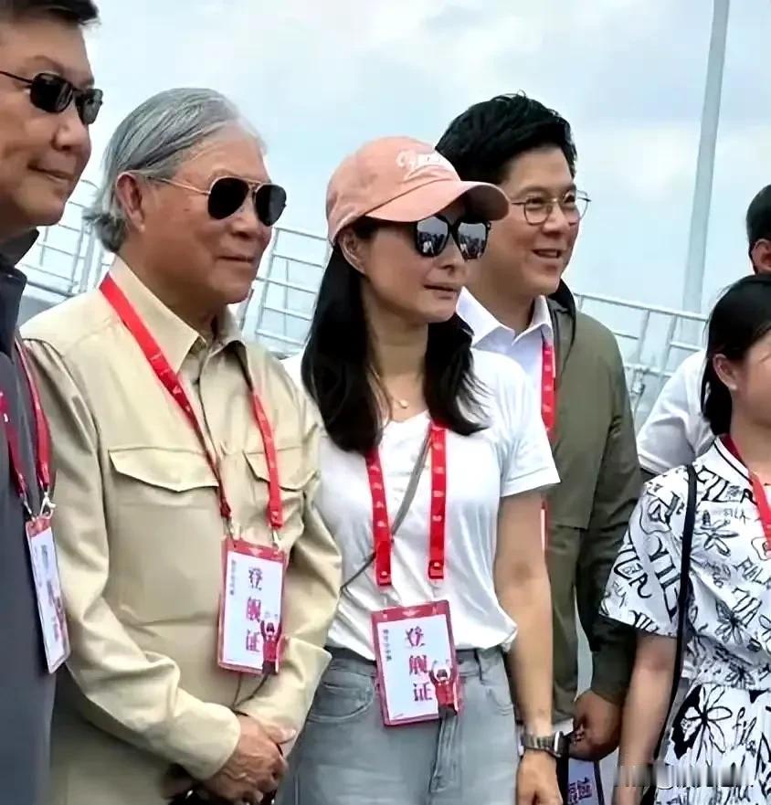 郭晶晶这才叫真·豪门里的一股清流啊！
 
前阵子她登山东舰那阵仗，人气直接爆了！