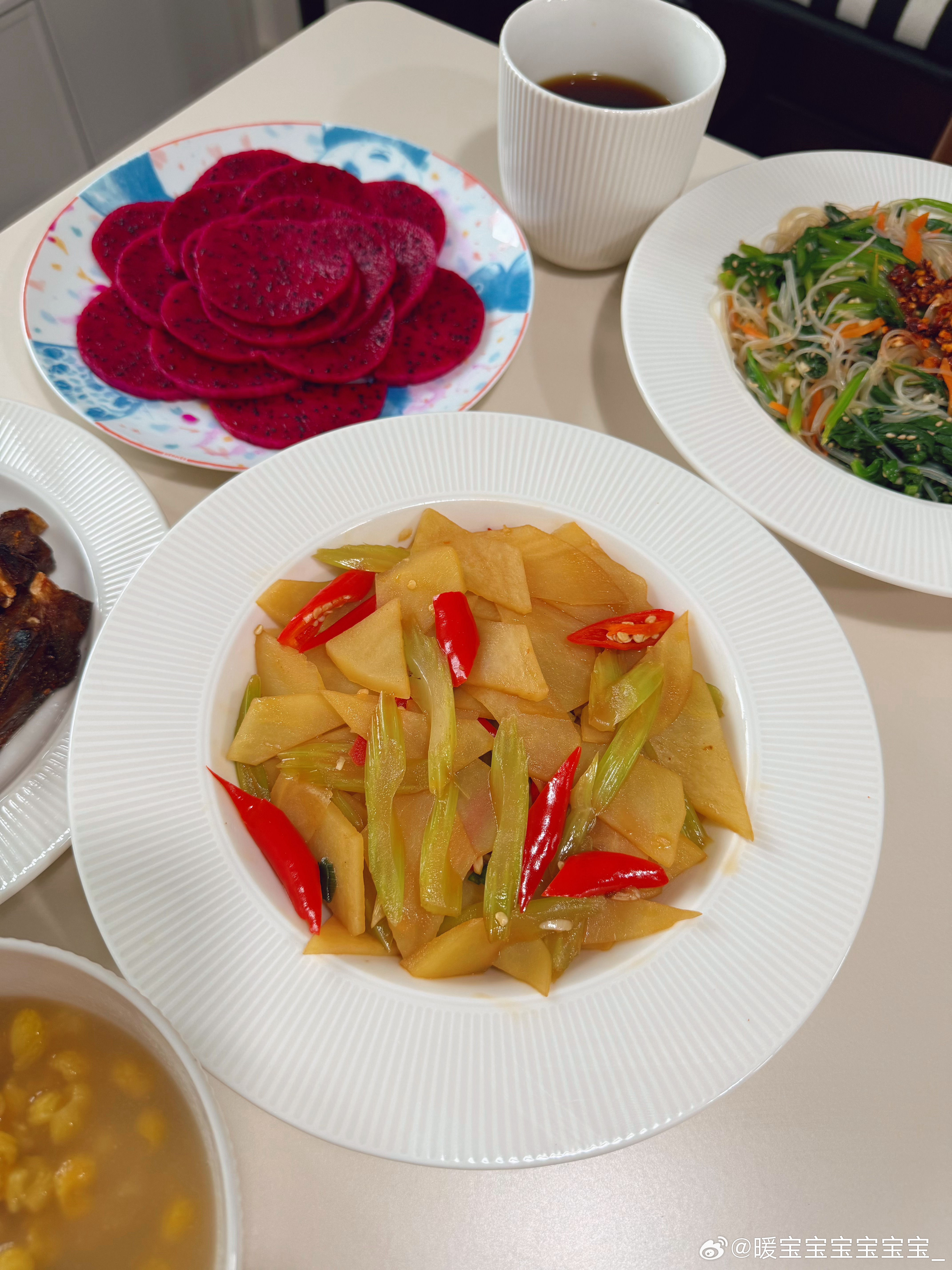 芹菜炒土豆片最好吃，有一点点脆还有点甜丝丝的！烤羊排也行还有最喜欢的粉丝菠菜～