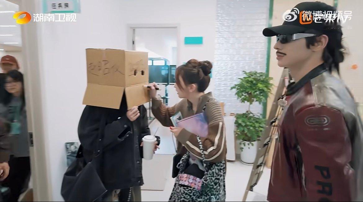 颜安造型上不封顶下不保底合伙人高光时刻 造型没有上限只有整活，颜安为角色豁出去，
