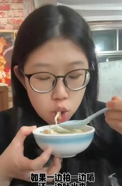 21岁女生吃饭“惊魂”：4颗牙冠意外脱落

21岁的小李怎么也没想到，一顿平常的