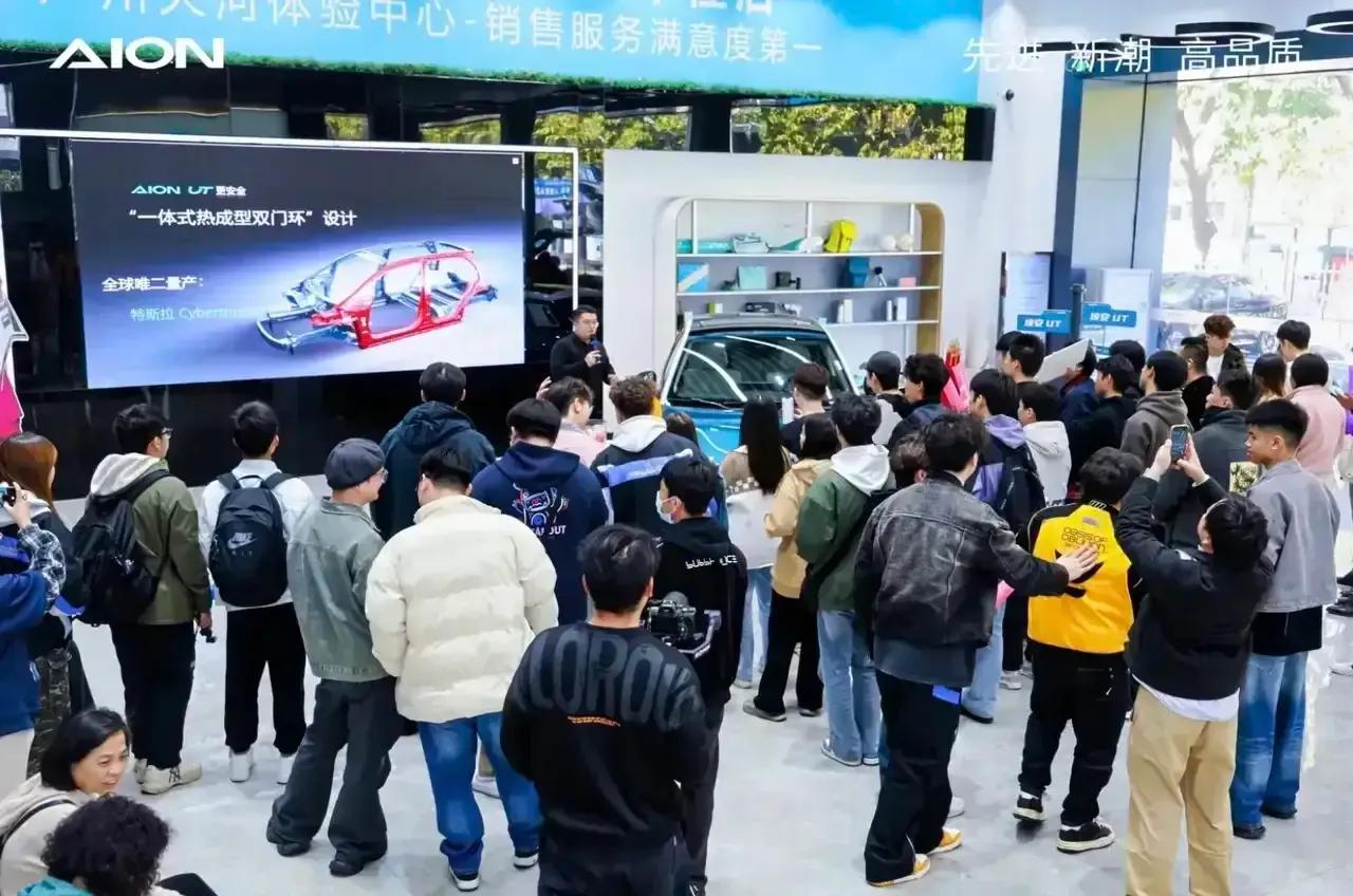 “人民理发师”晓华助阵广汽埃安“颜霸大战”，为春晚热身添彩

1月12日，广汽埃