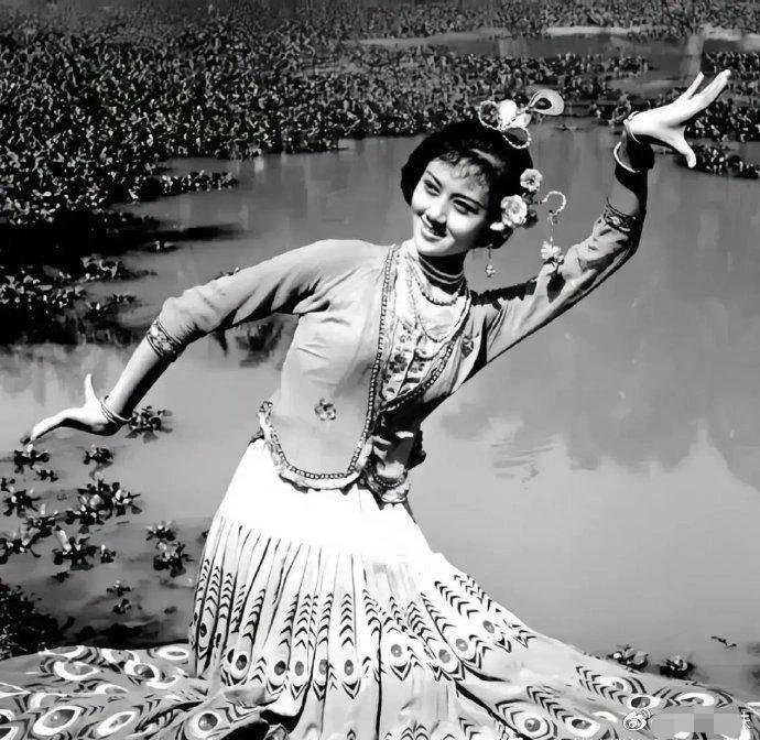 杨丽萍以前孔雀舞VS现在孔雀舞，看看两个时代的孔雀舞有什么不同？以前的孔雀质朴中