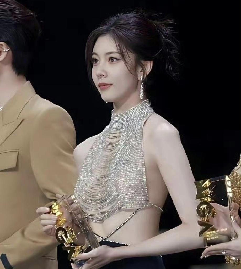 一般人可不敢这么穿，这衣服真是挑人啊！
换个一般身材的人，穿下来都不是这个效果!