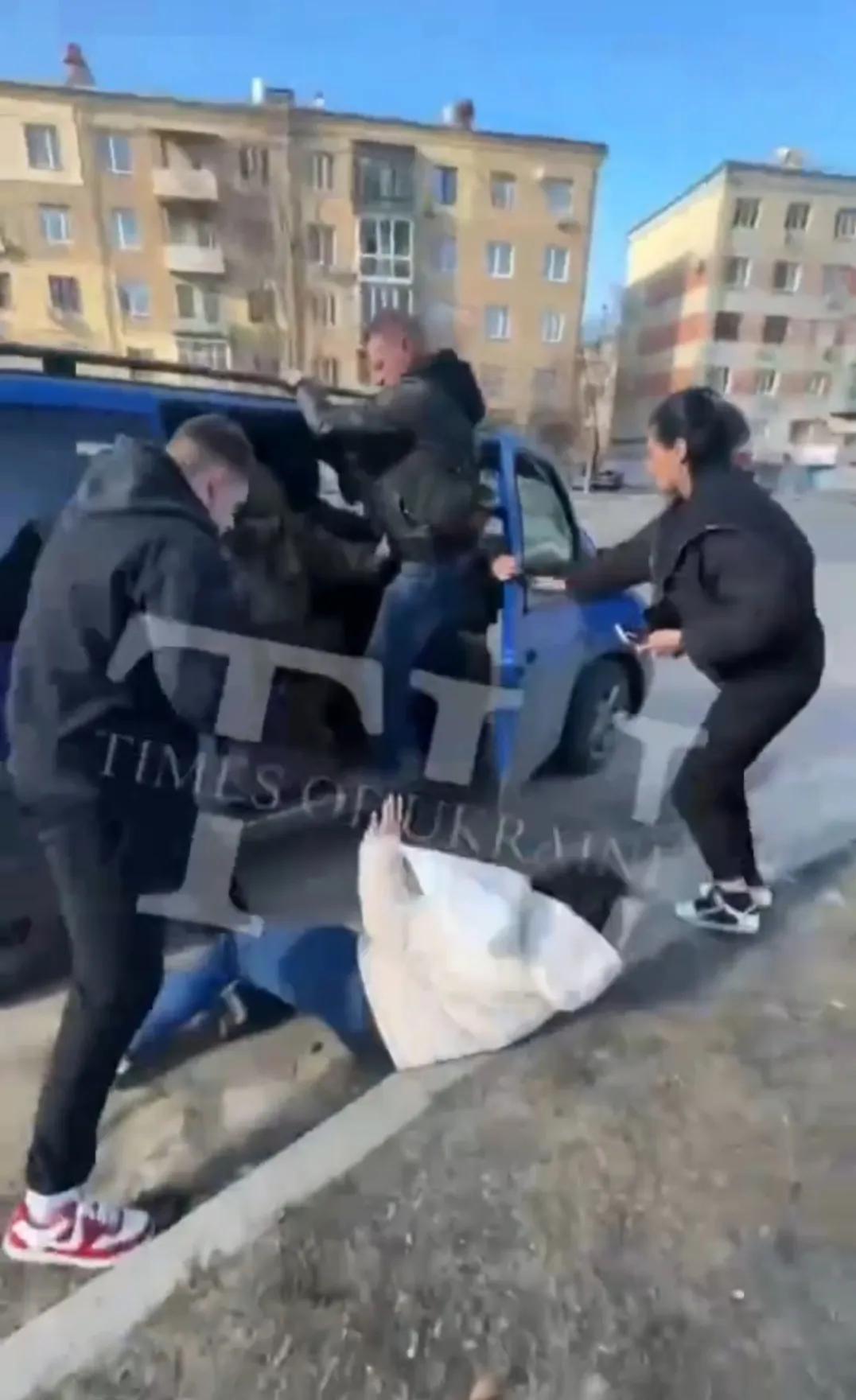 当街抓壮丁已经是乌克兰的日常。乌克兰的人口在锐减，据英国《新政治家》杂志编辑劳埃