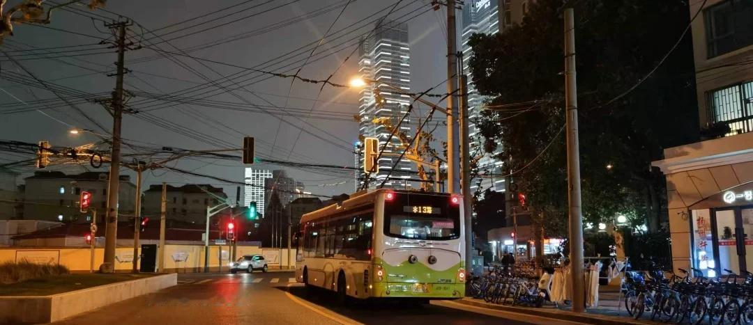 海门路东余杭路5年的变化
车变了，电车架空线也没有了