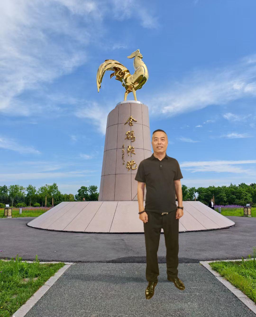 分享今天的随手拍！黑龙江省抚远市乌苏里江畔公园，金鸡报晓福泽来到。